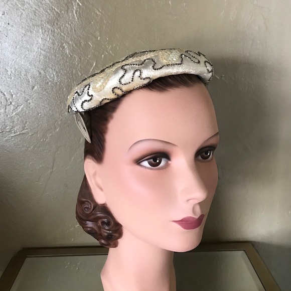 ELEGANT 1950s\' OFF WHITE SATIN BEADED JULIET CAP main image 9